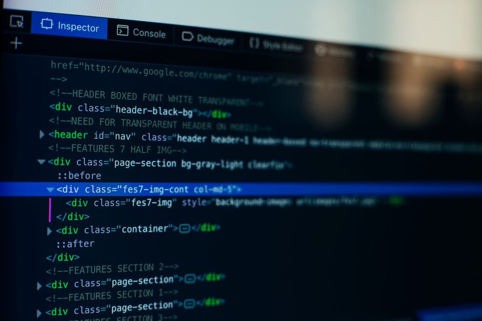 Esquema sencillo de servicios en la nube y conexiones entre aplicaciones sobre una mesa